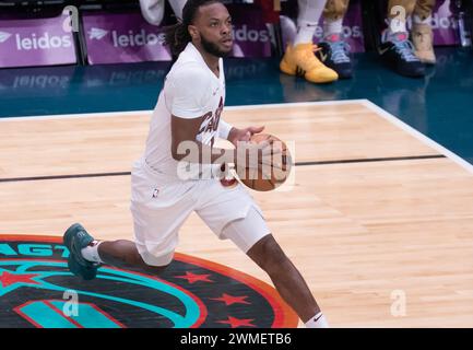 Washington, Stati Uniti. 25 febbraio 2024. WASHINGTON, DC - FEBBRAIO 25: I Cleveland Cavaliers difendono Darius Garland (10) durante una partita NBA tra i Washington Wizards e i Cleveland Cavaliers, il 25 febbraio 2024, alla Capital One Arena di Washington. (Foto di Tony Quinn/SipaUSA) credito: SIPA USA/Alamy Live News Foto Stock