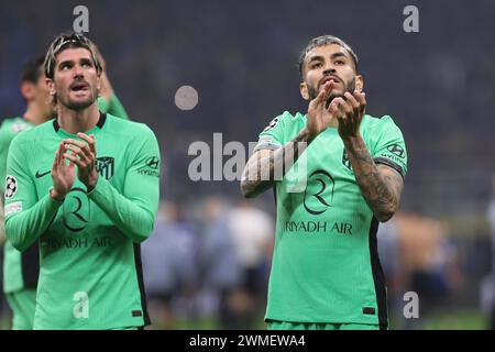 Milano, Italia. 20 febbraio 2024. Italia, Milano, 20 febbraio 2024: Angel Correa (ATL. Madrid) saluta i tifosi negli stand al termine della partita di calcio FC Inter vs Atletico de Madrid, UCL 2023-2024, round di 16 1a tappa (Credit Image: © Fabrizio Andrea Bertani/Pacific Press via ZUMA Press Wire) SOLO USO EDITORIALE! Non per USO commerciale! Foto Stock