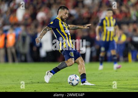 Rosario, Argentina. 25 febbraio 2024. Jonathan Gómez del Rosario Central durante la partita della Liga Profesional de Fútbol tra Newell's Old Boys e Club Atlético Rosario Central allo stadio Marcelo Bielsa. Crediti: Mateo occhi (Sporteo) / Alamy Live News Foto Stock