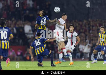 Rosario, Argentina. 25 febbraio 2024. Jonathan Gómez del Rosario Central disputa il pallone durante la partita della Liga Profesional de Fútbol tra Newell's Old Boys e Club Atlético Rosario Central allo stadio Marcelo Bielsa. Crediti: Mateo occhi (Sporteo) / Alamy Live News Foto Stock