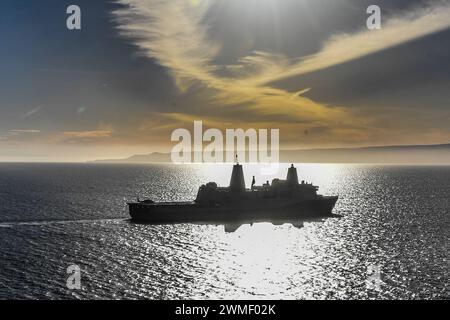 La nave portuale di trasporto anfibio classe San Antonio USS San Diego (LPD 22) è in corso di lancio per il Recovery test 11 della NASA, 22 febbraio 2024. In preparazione della missione Artemis II della NASA, che invierà quattro astronauti a Orion oltre la Luna, la NASA e il Dipartimento della difesa condurranno una serie di test per dimostrare e valutare i processi, le procedure e l'hardware utilizzati nelle operazioni di recupero per le missioni lunari con equipaggio. I moli di trasporto anfibi, come la USS San Diego, hanno capacità uniche che la rendono un partner ideale per sostenere la NASA, tra cui l'imbarco di elicotteri e lanciatori Foto Stock