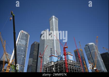 Pechino, Cina. 25 febbraio 2024. Diverse gru sorgono in un cantiere tra alti edifici nel quartiere finanziario di Pechino vicino alla stazione della metropolitana di Guomao. Credito: Johannes Neudecker/dpa/Alamy Live News Foto Stock