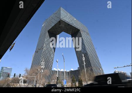 Pechino, Cina. 25 febbraio 2024. Le auto passano davanti al quartier generale della televisione di stato cinese CCTV. Credito: Johannes Neudecker/dpa/Alamy Live News Foto Stock