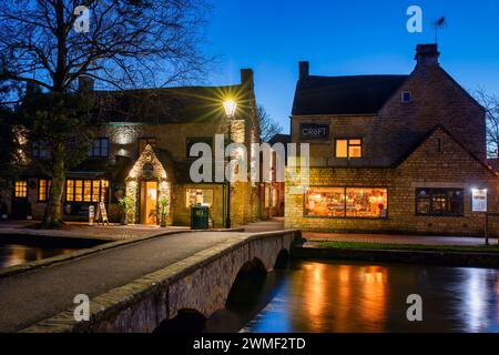 Ristoranti al crepuscolo. Bourton on the Water, Cotswolds, Gloucestershire, Inghilterra Foto Stock