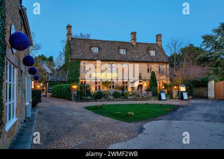 Il Dial House Hotel al crepuscolo. Bourton on the Water, Cotswolds, Gloucestershire, Inghilterra Foto Stock