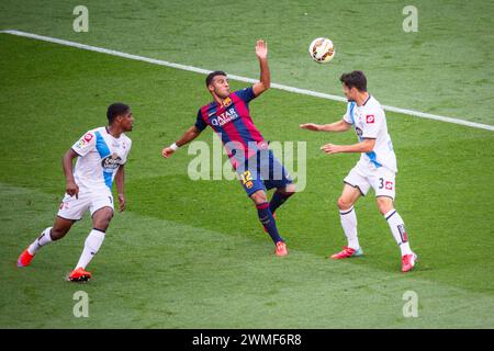 RAFINHA, BARCELONA FC, 2015: Rafinha di Barcellona fa spazio a sparare ed è sfidato da. L'ultima partita della Liga 2014-15 in Spagna tra il Barcellona FC e il Deportivo de la Coruna a Camp Nou, Barcellona, il 23 maggio 2015. Il gioco terminò 2-2. Il Barcellona ha celebrato la vittoria del titolo e dell'ultima partita in casa della leggenda Xavi. La Deportiva ha ottenuto il punto di cui avevano bisogno per evitare la retrocessione. Fotografia: Rob Watkins Foto Stock