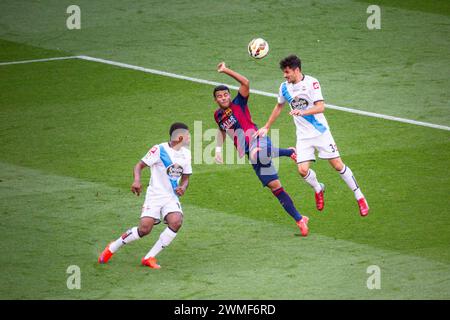 RAFINHA, BARCELONA FC, 2015: Rafinha di Barcellona fa spazio a sparare ed è sfidato da. L'ultima partita della Liga 2014-15 in Spagna tra il Barcellona FC e il Deportivo de la Coruna a Camp Nou, Barcellona, il 23 maggio 2015. Il gioco terminò 2-2. Il Barcellona ha celebrato la vittoria del titolo e dell'ultima partita in casa della leggenda Xavi. La Deportiva ha ottenuto il punto di cui avevano bisogno per evitare la retrocessione. Fotografia: Rob Watkins Foto Stock