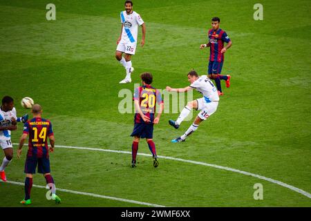 ORIOL RIERA, DEPORTIVO, 2015: Oriol Riera del Deportivo tira in porta. L'ultima partita della Liga 2014-15 in Spagna tra il Barcellona FC e il Deportivo de la Coruna a Camp Nou, Barcellona, il 23 maggio 2015. Il gioco terminò 2-2. Il Barcellona ha celebrato la vittoria del titolo e dell'ultima partita in casa della leggenda Xavi. La Deportiva ha ottenuto il punto di cui avevano bisogno per evitare la retrocessione. Fotografia: Rob Watkins Foto Stock