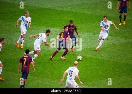 XAVI, PARTITA DI ADDIO, BARCELONA FC, 2015: Xavi Hernandez di Barcellona fa un pass tiki-taka. L'ultima partita della Liga 2014-15 in Spagna tra il Barcellona FC e il Deportivo de la Coruna a Camp Nou, Barcellona, il 23 maggio 2015. Il gioco terminò 2-2. Il Barcellona ha celebrato la vittoria del titolo e dell'ultima partita in casa della leggenda Xavi. La Deportiva ha ottenuto il punto di cui avevano bisogno per evitare la retrocessione. Fotografia: Rob Watkins Foto Stock