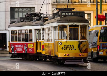 Famoso tram numero 28 a Lisbona, Portogallo. 1° febbraio 2024. Foto Stock