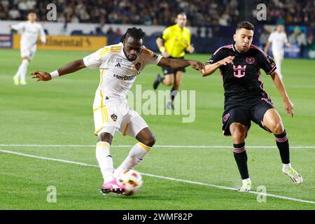 Los Angeles, California, Stati Uniti. 25 febbraio 2024. Joseph Paintsil #28 DI LA Galaxy sfida Jordi Alba #18 dell'Inter Miami durante una partita di calcio MLS al Dignity Health Sports Park, febbraio 25 2024, a Carson, California. (Credit Image: © Ringo Chiu/ZUMA Press Wire) SOLO PER USO EDITORIALE! Non per USO commerciale! Crediti: ZUMA Press, Inc./Alamy Live News Foto Stock