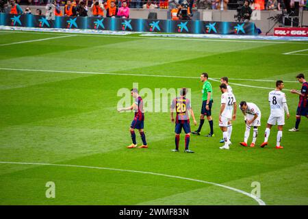 XAVI, PARTITA DI ADDIO, BARCELONA FC, 2015: Xavi Hernandez si toglie la fascia da braccio dei capitani mentre viene sostituito nella sua ultima partita in casa. L'ultima partita della Liga 2014-15 in Spagna tra il Barcellona FC e il Deportivo de la Coruna a Camp Nou, Barcellona, il 23 maggio 2015. Il gioco terminò 2-2. Il Barcellona ha celebrato la vittoria del titolo e dell'ultima partita in casa della leggenda Xavi. La Deportiva ha ottenuto il punto di cui avevano bisogno per evitare la retrocessione. Fotografia: Rob Watkins Foto Stock