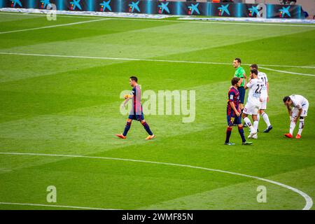 XAVI, PARTITA DI ADDIO, BARCELONA FC, 2015: Xavi Hernandez si toglie la fascia da braccio dei capitani mentre viene sostituito nella sua ultima partita in casa. L'ultima partita della Liga 2014-15 in Spagna tra il Barcellona FC e il Deportivo de la Coruna a Camp Nou, Barcellona, il 23 maggio 2015. Il gioco terminò 2-2. Il Barcellona ha celebrato la vittoria del titolo e dell'ultima partita in casa della leggenda Xavi. La Deportiva ha ottenuto il punto di cui avevano bisogno per evitare la retrocessione. Fotografia: Rob Watkins Foto Stock