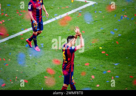 XAVI ADDIO, CELEBRAZIONE DEL TITOLO, BARCELONA FC, 2015: Xavi Hernandez prende un commovente addio finale dai suoi adoranti fan mentre la squadra festeggia la vittoria del titolo la Liga. L'ultima partita della Liga 2014-15 in Spagna tra il Barcellona FC e il Deportivo de la Coruna a Camp Nou, Barcellona, il 23 maggio 2015. Il gioco terminò 2-2. Il Barcellona ha celebrato la vittoria del titolo e dell'ultima partita in casa della leggenda Xavi. La Deportiva ha ottenuto il punto di cui avevano bisogno per evitare la retrocessione. Fotografia: Rob Watkins Foto Stock