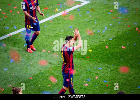 XAVI ADDIO, CELEBRAZIONE DEL TITOLO, BARCELONA FC, 2015: Xavi Hernandez prende un commovente addio finale dai suoi adoranti fan mentre la squadra festeggia la vittoria del titolo la Liga. L'ultima partita della Liga 2014-15 in Spagna tra il Barcellona FC e il Deportivo de la Coruna a Camp Nou, Barcellona, il 23 maggio 2015. Il gioco terminò 2-2. Il Barcellona ha celebrato la vittoria del titolo e dell'ultima partita in casa della leggenda Xavi. La Deportiva ha ottenuto il punto di cui avevano bisogno per evitare la retrocessione. Fotografia: Rob Watkins Foto Stock