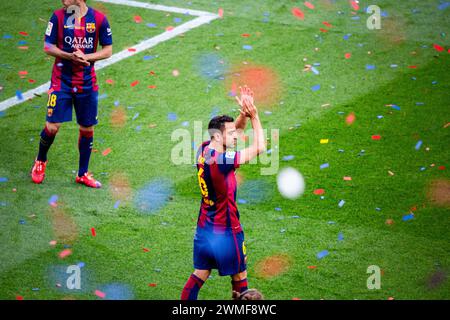 XAVI ADDIO, CELEBRAZIONE DEL TITOLO, BARCELONA FC, 2015: Xavi Hernandez prende un commovente addio finale dai suoi adoranti fan mentre la squadra festeggia la vittoria del titolo la Liga. L'ultima partita della Liga 2014-15 in Spagna tra il Barcellona FC e il Deportivo de la Coruna a Camp Nou, Barcellona, il 23 maggio 2015. Il gioco terminò 2-2. Il Barcellona ha celebrato la vittoria del titolo e dell'ultima partita in casa della leggenda Xavi. La Deportiva ha ottenuto il punto di cui avevano bisogno per evitare la retrocessione. Fotografia: Rob Watkins Foto Stock