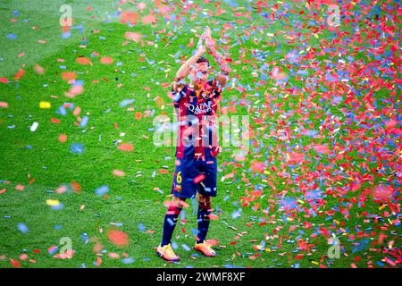 XAVI ADDIO, CELEBRAZIONE DEL TITOLO, BARCELONA FC, 2015: Xavi Hernandez prende un commovente addio finale dai suoi adoranti fan mentre la squadra festeggia la vittoria del titolo la Liga. L'ultima partita della Liga 2014-15 in Spagna tra il Barcellona FC e il Deportivo de la Coruna a Camp Nou, Barcellona, il 23 maggio 2015. Il gioco terminò 2-2. Il Barcellona ha celebrato la vittoria del titolo e dell'ultima partita in casa della leggenda Xavi. La Deportiva ha ottenuto il punto di cui avevano bisogno per evitare la retrocessione. Fotografia: Rob Watkins Foto Stock