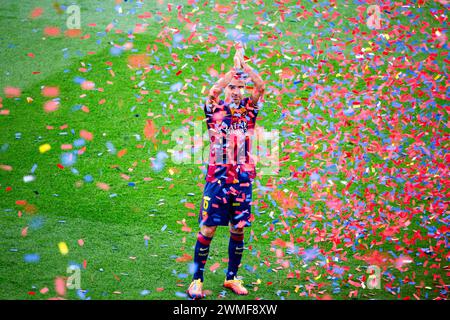 XAVI ADDIO, CELEBRAZIONE DEL TITOLO, BARCELONA FC, 2015: Xavi Hernandez prende un commovente addio finale dai suoi adoranti fan mentre la squadra festeggia la vittoria del titolo la Liga. L'ultima partita della Liga 2014-15 in Spagna tra il Barcellona FC e il Deportivo de la Coruna a Camp Nou, Barcellona, il 23 maggio 2015. Il gioco terminò 2-2. Il Barcellona ha celebrato la vittoria del titolo e dell'ultima partita in casa della leggenda Xavi. La Deportiva ha ottenuto il punto di cui avevano bisogno per evitare la retrocessione. Fotografia: Rob Watkins Foto Stock