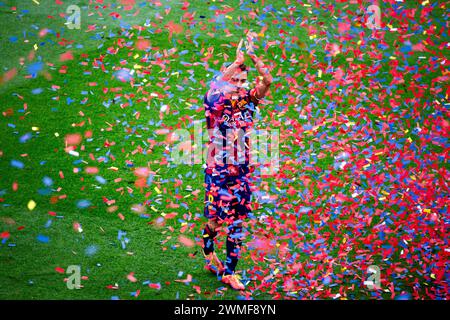 XAVI ADDIO, CELEBRAZIONE DEL TITOLO, BARCELONA FC, 2015: Xavi Hernandez prende un commovente addio finale dai suoi adoranti fan mentre la squadra festeggia la vittoria del titolo la Liga. L'ultima partita della Liga 2014-15 in Spagna tra il Barcellona FC e il Deportivo de la Coruna a Camp Nou, Barcellona, il 23 maggio 2015. Il gioco terminò 2-2. Il Barcellona ha celebrato la vittoria del titolo e dell'ultima partita in casa della leggenda Xavi. La Deportiva ha ottenuto il punto di cui avevano bisogno per evitare la retrocessione. Fotografia: Rob Watkins Foto Stock