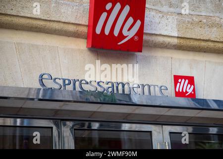 Bordeaux , Francia - 02 19 2024 : caffetteria Illy espresso con il logo rosso, caffè leader nella produzione italiana di caffè, testo all'entrata del ristorante Foto Stock