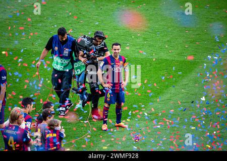 XAVI ADDIO, CELEBRAZIONE DEL TITOLO, BARCELONA FC, 2015: Xavi Hernandez prende un commovente addio finale dai suoi adoranti fan mentre la squadra festeggia la vittoria del titolo la Liga. L'ultima partita della Liga 2014-15 in Spagna tra il Barcellona FC e il Deportivo de la Coruna a Camp Nou, Barcellona, il 23 maggio 2015. Il gioco terminò 2-2. Il Barcellona ha celebrato la vittoria del titolo e dell'ultima partita in casa della leggenda Xavi. La Deportiva ha ottenuto il punto di cui avevano bisogno per evitare la retrocessione. Fotografia: Rob Watkins Foto Stock