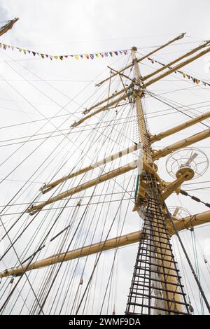 Vista dell'albero della nave e dell'attrezzatura dettagliata con le vele Foto Stock