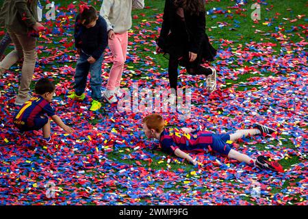 CELEBRAZIONE DEL TITOLO, BARCELONA FC, 2015: I bambini dei giocatori di Barcellona si divertono nei coriandoli a nastro. L'ultima partita della Liga 2014-15 in Spagna tra il Barcellona FC e il Deportivo de la Coruna a Camp Nou, Barcellona, il 23 maggio 2015. Il gioco terminò 2-2. Il Barcellona ha celebrato la vittoria del titolo e dell'ultima partita in casa della leggenda Xavi. La Deportiva ha ottenuto il punto di cui avevano bisogno per evitare la retrocessione. Fotografia: Rob Watkins Foto Stock