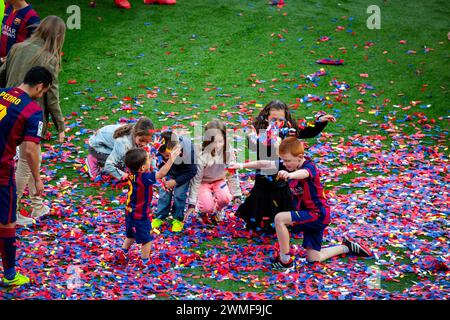 CELEBRAZIONE DEL TITOLO, BARCELONA FC, 2015: I bambini dei giocatori di Barcellona si divertono nei coriandoli a nastro. L'ultima partita della Liga 2014-15 in Spagna tra il Barcellona FC e il Deportivo de la Coruna a Camp Nou, Barcellona, il 23 maggio 2015. Il gioco terminò 2-2. Il Barcellona ha celebrato la vittoria del titolo e dell'ultima partita in casa della leggenda Xavi. La Deportiva ha ottenuto il punto di cui avevano bisogno per evitare la retrocessione. Fotografia: Rob Watkins Foto Stock