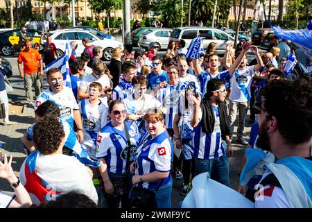 TIFOSI, BARCELONA FC, 2015: I tifosi del Deportivo riuniscono e cantano canzoni del club al Camp Nou prima della partita. L'ultima partita della Liga 2014-15 in Spagna tra il Barcellona FC e il Deportivo de la Coruna a Camp Nou, Barcellona, il 23 maggio 2015. Il gioco terminò 2-2. Il Barcellona ha celebrato la vittoria del titolo e dell'ultima partita in casa della leggenda Xavi. La Deportiva ha ottenuto il punto di cui avevano bisogno per evitare la retrocessione. Fotografia: Rob Watkins Foto Stock