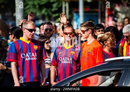 TIFOSI, BARCELONA FC, 2015: I tifosi si riuniscono a Camp Nou prima della partita. L'ultima partita della Liga 2014-15 in Spagna tra il Barcellona FC e il Deportivo de la Coruna a Camp Nou, Barcellona, il 23 maggio 2015. Il gioco terminò 2-2. Il Barcellona ha celebrato la vittoria del titolo e dell'ultima partita in casa della leggenda Xavi. La Deportiva ha ottenuto il punto di cui avevano bisogno per evitare la retrocessione. Fotografia: Rob Watkins Foto Stock