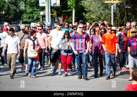 TIFOSI, BARCELONA FC, 2015: I tifosi si riuniscono a Camp Nou prima della partita. L'ultima partita della Liga 2014-15 in Spagna tra il Barcellona FC e il Deportivo de la Coruna a Camp Nou, Barcellona, il 23 maggio 2015. Il gioco terminò 2-2. Il Barcellona ha celebrato la vittoria del titolo e dell'ultima partita in casa della leggenda Xavi. La Deportiva ha ottenuto il punto di cui avevano bisogno per evitare la retrocessione. Fotografia: Rob Watkins Foto Stock