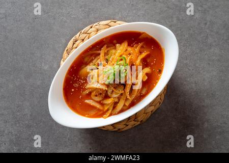 Piatto di cucina coreana Cream tteokbokki Spicy torta di riso fritta in padella Jalapeno Oil Rosé Foto Stock