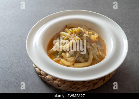 Piatto di cucina coreana Cream tteokbokki Spicy torta di riso fritta in padella Jalapeno Oil Rosé Foto Stock