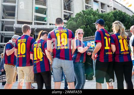 TIFOSI, BARCELONA FC, 2015: Un gruppo di coppie si schierano in kit replica messi fuori dallo stadio. I tifosi si riuniscono a Camp Nou prima della partita. L'ultima partita della Liga 2014-15 in Spagna tra il Barcellona FC e il Deportivo de la Coruna a Camp Nou, Barcellona, il 23 maggio 2015. Il gioco terminò 2-2. Il Barcellona ha celebrato la vittoria del titolo e dell'ultima partita in casa della leggenda Xavi. La Deportiva ha ottenuto il punto di cui avevano bisogno per evitare la retrocessione. Fotografia: Rob Watkins Foto Stock