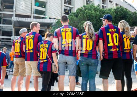 TIFOSI, BARCELONA FC, 2015: Un gruppo di coppie si schierano in kit replica messi fuori dallo stadio. I tifosi si riuniscono a Camp Nou prima della partita. L'ultima partita della Liga 2014-15 in Spagna tra il Barcellona FC e il Deportivo de la Coruna a Camp Nou, Barcellona, il 23 maggio 2015. Il gioco terminò 2-2. Il Barcellona ha celebrato la vittoria del titolo e dell'ultima partita in casa della leggenda Xavi. La Deportiva ha ottenuto il punto di cui avevano bisogno per evitare la retrocessione. Fotografia: Rob Watkins Foto Stock