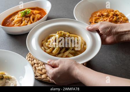 Piatto di cucina coreana Cream tteokbokki Spicy torta di riso fritta in padella Jalapeno Oil Rosé Foto Stock