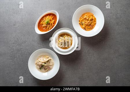 Piatto di cucina coreana Cream tteokbokki Spicy torta di riso fritta in padella Jalapeno Oil Rosé Foto Stock