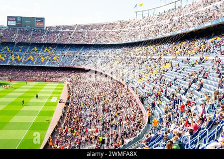 TIFOSI, BARCELONA FC, 2015: Lo stadio inizia a riempirsi. I tifosi si riuniscono a Camp Nou prima della partita. L'ultima partita della Liga 2014-15 in Spagna tra il Barcellona FC e il Deportivo de la Coruna a Camp Nou, Barcellona, il 23 maggio 2015. Il gioco terminò 2-2. Il Barcellona ha celebrato la vittoria del titolo e dell'ultima partita in casa della leggenda Xavi. La Deportiva ha ottenuto il punto di cui avevano bisogno per evitare la retrocessione. Fotografia: Rob Watkins Foto Stock