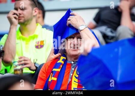 FANS, BARCELONA FC, 2015: Un tifoso con sciarpa improvvisa protezione contro il forte sole della sera. I tifosi si riuniscono a Camp Nou prima della partita. L'ultima partita della Liga 2014-15 in Spagna tra il Barcellona FC e il Deportivo de la Coruna a Camp Nou, Barcellona, il 23 maggio 2015. Il gioco terminò 2-2. Il Barcellona ha celebrato la vittoria del titolo e dell'ultima partita in casa della leggenda Xavi. La Deportiva ha ottenuto il punto di cui avevano bisogno per evitare la retrocessione. Fotografia: Rob Watkins Foto Stock