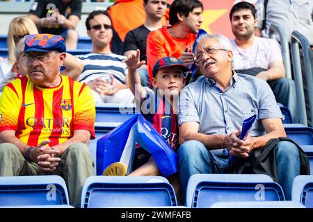 FANS, BARCELONA FC, 2015: Nonni e bisnipote rappresentano generazioni diverse nella folla. I tifosi si riuniscono a Camp Nou prima della partita. L'ultima partita della Liga 2014-15 in Spagna tra il Barcellona FC e il Deportivo de la Coruna a Camp Nou, Barcellona, il 23 maggio 2015. Il gioco terminò 2-2. Il Barcellona ha celebrato la vittoria del titolo e dell'ultima partita in casa della leggenda Xavi. La Deportiva ha ottenuto il punto di cui avevano bisogno per evitare la retrocessione. Fotografia: Rob Watkins Foto Stock