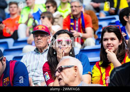 FANS, BARCELONA FC, 2015: Due giovani tifosi femminili tra la folla. I tifosi si riuniscono a Camp Nou prima della partita. L'ultima partita della Liga 2014-15 in Spagna tra il Barcellona FC e il Deportivo de la Coruna a Camp Nou, Barcellona, il 23 maggio 2015. Il gioco terminò 2-2. Il Barcellona ha celebrato la vittoria del titolo e dell'ultima partita in casa della leggenda Xavi. La Deportiva ha ottenuto il punto di cui avevano bisogno per evitare la retrocessione. Fotografia: Rob Watkins Foto Stock