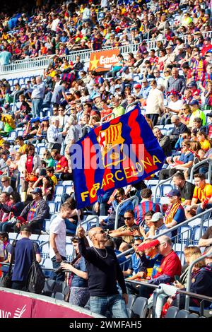 TIFOSI, BARCELONA FC, 2015: Una grande bandiera del Barcellona. I tifosi si riuniscono a Camp Nou prima della partita. L'ultima partita della Liga 2014-15 in Spagna tra il Barcellona FC e il Deportivo de la Coruna a Camp Nou, Barcellona, il 23 maggio 2015. Il gioco terminò 2-2. Il Barcellona ha celebrato la vittoria del titolo e dell'ultima partita in casa della leggenda Xavi. La Deportiva ha ottenuto il punto di cui avevano bisogno per evitare la retrocessione. Fotografia: Rob Watkins Foto Stock