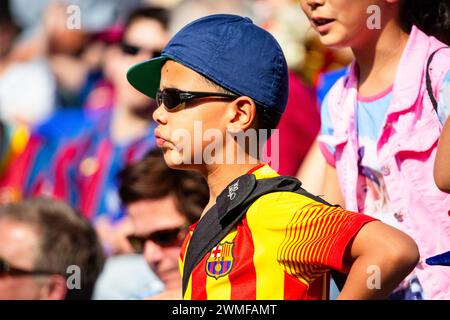 FANS, BARCELONA FC, 2015: Un giovane fan figo in una divisa Away barca. I tifosi si riuniscono a Camp Nou prima della partita. L'ultima partita della Liga 2014-15 in Spagna tra il Barcellona FC e il Deportivo de la Coruna a Camp Nou, Barcellona, il 23 maggio 2015. Il gioco terminò 2-2. Il Barcellona ha celebrato la vittoria del titolo e dell'ultima partita in casa della leggenda Xavi. La Deportiva ha ottenuto il punto di cui avevano bisogno per evitare la retrocessione. Fotografia: Rob Watkins Foto Stock