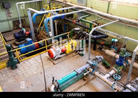 Pompe elettriche in un impianto di trattamento delle acque reflue Foto Stock