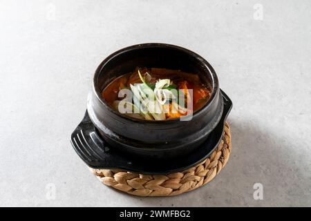 Spumanti grigliati al carbone piatto di cucina coreana pancetta di maiale grigliata marinata stufato Kimchi Stew, stufato in pasta di fagioli Foto Stock