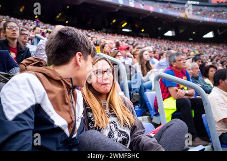 FAN, BARCELONA FC, CELEBRAZIONE DEL TITOLO 2015: Una giovane coppia nel pubblico reagisce all'azione. I tifosi di Barcellona al Camp Nou celebrano la vittoria del titolo la Liga con stile. L'ultima partita della Liga 2014-15 in Spagna tra il Barcellona FC e il Deportivo de la Coruna a Camp Nou, Barcellona, il 23 maggio 2015. Il gioco terminò 2-2. Il Barcellona ha celebrato la vittoria del titolo e dell'ultima partita in casa della leggenda Xavi. La Deportiva ha ottenuto il punto di cui avevano bisogno per evitare la retrocessione. Fotografia: Rob Watkins Foto Stock