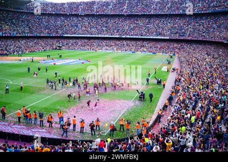 CELEBRAZIONE DEL TITOLO, BARCELONA FC, 2015: I giocatori del Barcellona sfilano il trofeo la Liga e festeggiano con i tifosi e i loro bambini piccoli. L'ultima partita della Liga 2014-15 in Spagna tra il Barcellona FC e il Deportivo de la Coruna a Camp Nou, Barcellona, il 23 maggio 2015. Il gioco terminò 2-2. Il Barcellona ha celebrato la vittoria del titolo e dell'ultima partita in casa della leggenda Xavi. La Deportiva ha ottenuto il punto di cui avevano bisogno per evitare la retrocessione. Fotografia: Rob Watkins Foto Stock