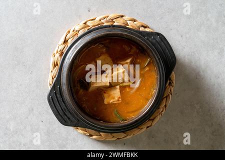 Spumanti grigliati al carbone cibo coreano pancia di maiale grigliata pelle di maiale marinata stufato Kimchi Stew, stufato in pasta di fagioli Foto Stock