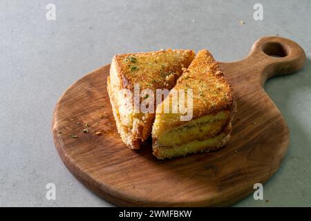 Mentaiko Egg Spam Musubi piatto di cucina coreana farina di pollack salato. Spamming musubi Spam uovo Musubi toast alla francese in stile Hong Kong con panna montata e frutti di bosco Foto Stock