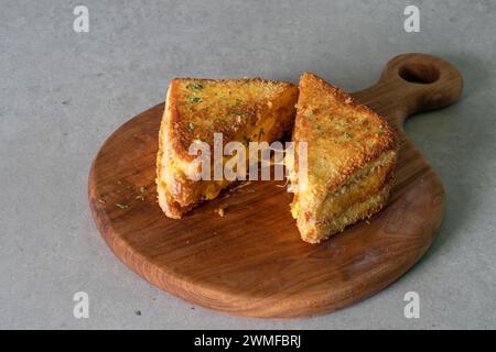 Mentaiko Egg Spam Musubi piatto di cucina coreana farina di pollack salato. Spamming musubi Spam uovo Musubi toast alla francese in stile Hong Kong con panna montata e frutti di bosco Foto Stock